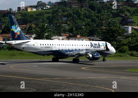 ilheus, bahia / brasile - ilheus, bahia / brasile - 29 febbraio 2012: Embraer 190 di Azul Linhas Aereas è visto nel cortile dell'aeroporto di Jorge Amado Foto Stock