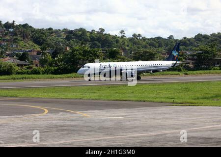 ilheus, bahia / brasile - ilheus, bahia / brasile - 29 febbraio 2012: Embraer 190 di Azul Linhas Aereas è visto nel cortile dell'aeroporto di Jorge Amado Foto Stock
