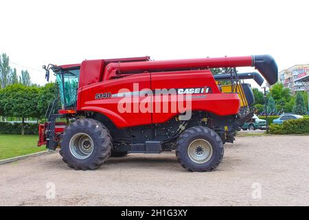 Kiev, Ucraina - 16 giugno 2020: Modern Axial-Flow 140 di Case IH mietitrebbia su strada a Kiev, Ucraina il 16 giugno 2020 Foto Stock