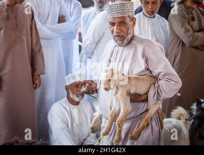 Nizwa, Oman, 2 dicembre 2016: Venditori di capra al mercato della capra di venerdì a Nizwa, Oman Foto Stock