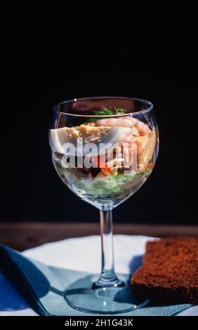 Cocktail di gamberi freschi - gamberi conditi con salsa cocktail insalata verde guarnita con uova sode Foto Stock