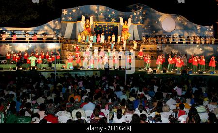 salvador, bahia / brasile - dicembre 16 2006: I bambini sono visti in una rappresentazione del coro a Santa Casa da Misericordia nella città di Salvador. Foto Stock