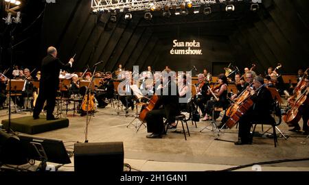 salvador, bahia / brasile - 31 ottobre 2006: I musicisti della Bahia Symphony Orchestra - OSBA - sono visti durante una presentazione alla Concha acustica a. Foto Stock