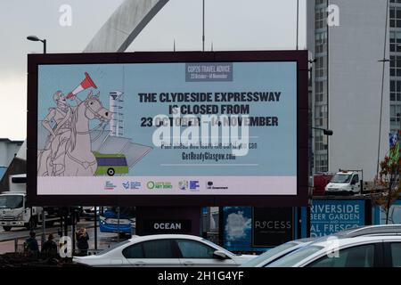 Glasgow, Scozia, Regno Unito. 18 Ott 2021. Glasgow continua a prepararsi per la COP26. Nella foto: COP26 cartello di avviso di viaggio che dichiara che la Clydeside Expressway è chiusa tra il 23 ottobre e il 14 novembre #GetReadyGlasgow.com credito: Kay Roxby/Alamy Live News Foto Stock