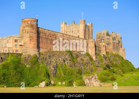Castello di Bambburgh Northumberland Bambburgh Inghilterra guardando al Castello di Bambburgh Walls Villaggio di Bambburgh Northumberland Inghilterra UK GB Europe Foto Stock