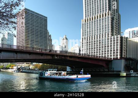 CHICAGO ILLINOIS/USA-OTTOBRE 14 2015: Fiume Chicago con barca turistica sotto il ponte Columbus Bridge con alti edifici circostanti il 14 2015 Ottobre Chica Foto Stock