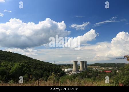 Larderello, Toscana, Italia. Circa settembre 2019. Centrale geotermica per la produzione di energia elettrica. Torri di condensazione in cemento armato. Terra Foto Stock