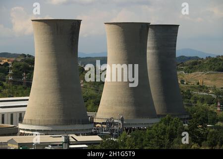 Larderello, Toscana, Italia. Circa settembre 2019. Centrale geotermica per la produzione di energia elettrica. Torri di condensazione in cemento armato. Foto Stock