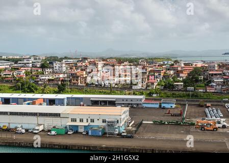 Fort-de-France, Martinica - 19 dicembre 2016: un quartiere residenziale e magazzini in primo piano al Porto di Fort de France, la capitale di Foto Stock