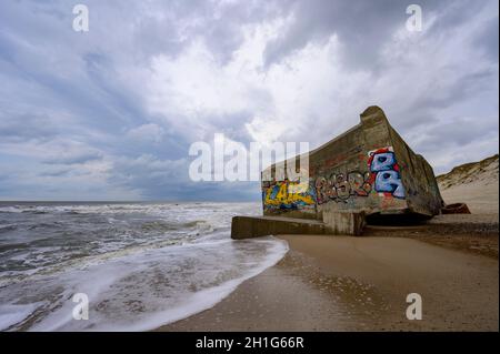 Bunker costieri della seconda Guerra Mondiale dal Muro Atlantico, sulla spiaggia di Hvide Sande Danimarca Foto Stock