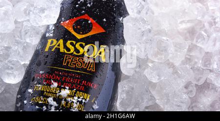 POZNAN, POL - 10 GIUGNO 2020: Bottiglia di Passoa, liquore di frutto della passione prodotto in Francia, inventata nel 1985 Foto Stock