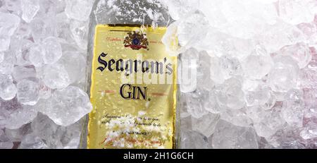 POZNAN, POL - 28 MAGGIO 2020: Bottiglia di Seagrams Gin, il gin più venduto in America, prodotto dal 1939. Foto Stock