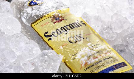 POZNAN, POL - 28 MAGGIO 2020: Bottiglia di Seagrams Gin, il gin più venduto in America, prodotto dal 1939. Foto Stock
