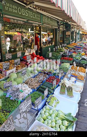 Vienna, Austria - 11 luglio 2015: Famoso mercato agricolo Naschmarkt più grande a Vienna, Austria. Foto Stock