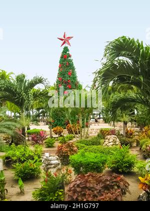 L'albero di natale vicino alla zona commerciale al parco vicino al porto di mare a Cozumel, Messico Foto Stock