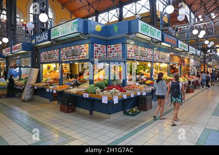 Budapest, Ungheria - 13 luglio 2015: Negozi agricoli al mercato centrale di Budapest, Ungheria. Foto Stock