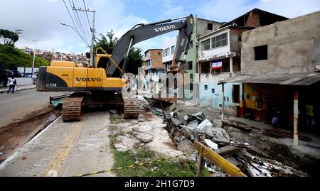 salvador, bahia / brasile - 11 aprile 2018: Il retroescavatore è visto lavorare per la demolizione di costruzioni irregolari in un torrente nel quartiere di Cos Foto Stock