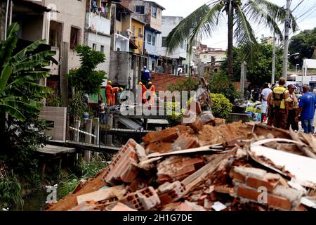 salvador, bahia / brasile - 11 aprile 2018: Lavoratori che lavorano per la demolizione di costruzioni irregolari in un torrente nel quartiere di Cosme e far Foto Stock