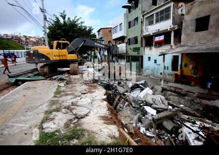 salvador, bahia / brasile - 11 aprile 2018: Il retroescavatore è visto lavorare per la demolizione di costruzioni irregolari in un torrente nel quartiere di Cos Foto Stock