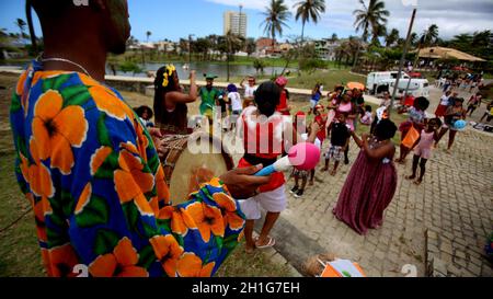 salvador, bahia / brasile - 15 ottobre 2017: Il gruppo culturale partecipa alla presentazione con batteria, strumento di percussione nel Parco Metropolitano di Foto Stock