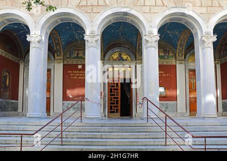 Atene, Grecia - 04 maggio 2015: Ingresso alla Chiesa ortodossa di Sant'Eirini ad Atene, Grecia. Foto Stock