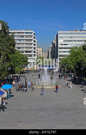 Atene, Grecia - 04 maggio 2015: La gente che cammina intorno alla fontana a Piazza Syntagma Sunny Day ad Atene, Grecia. Foto Stock