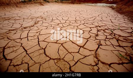 salvador, bahia / brasile - 16 novembre 2017: La terra spaccata si vede al posto di un lago secco nella città di Salvador. *** Local Caption *** Foto Stock