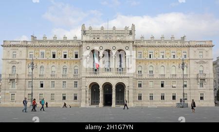 Trieste, Italia - 13 ottobre 2014: Palazzo del Governo dell'edificio comunale in Piazza dell'unità d'Italia a Trieste. Foto Stock