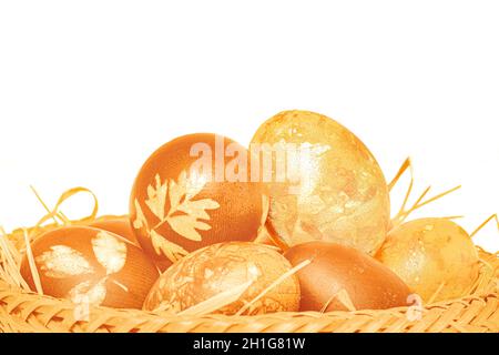 Tradizionale dipinto a mano rumeno uova di Pasqua dorato in un cestino Foto Stock