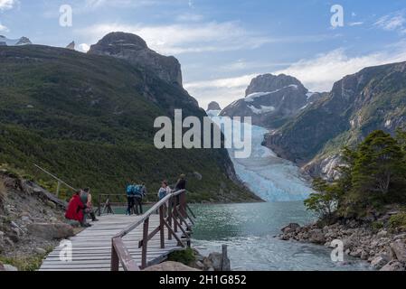 I visitatori possono ammirare il ghiacciaio Serrano, Patagonia, Cile Foto Stock