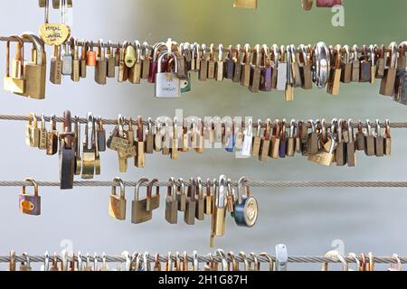 Lubiana, Slovenia - 13 ottobre 2014: Molti lucchetti arrugginiti rinchiusi a Bridge Fence a Lubiana, Slovenia. Foto Stock