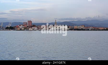 Capodistria, Slovenia - 14 ottobre 2014: Paesaggio urbano sul mare Adriatico a Capodistria, Slovenia. Foto Stock