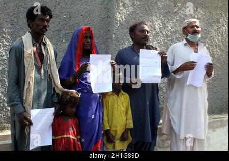 Hyderabad, Pakistan, 18 ottobre 2021. I residenti di Badin stanno tenendo una manifestazione di protesta contro l'alta impotenza delle persone influenti, presso il press club di Hyderabad lunedì 18 ottobre 2021. Foto Stock