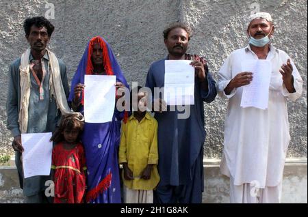 Hyderabad, Pakistan, 18 ottobre 2021. I residenti di Badin stanno tenendo una manifestazione di protesta contro l'alta impotenza delle persone influenti, presso il press club di Hyderabad lunedì 18 ottobre 2021. Foto Stock