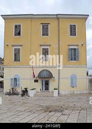 Rovigno, Croazia - 15 ottobre 2014: Stazione di polizia costruzione al confine con l'acqua attraversamento a Rovigno, Croazia. Foto Stock