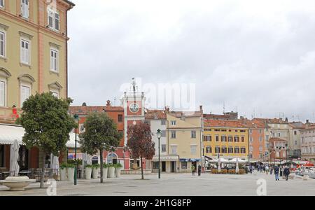 Rovigno, Croazia - 15 Ottobre 2014: Case colorate nella pittoresca Piazza della Città di Rovigno Croazia. Foto Stock