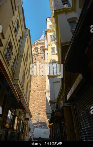 Torre Galata da strada stretta e una foto scattata al mattino presto. Turchia istanbul 04.03.2021. Foto Stock