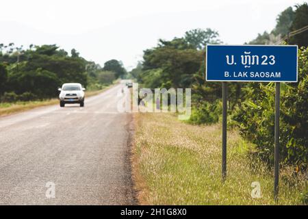 Un cartello direzionale sulla strada statale T 16 in Laos, B. Lak Saosam 23 a Pakse da Salavan, vicino al confine con il Vietnam. Concentratevi sul cartello. Foto Stock