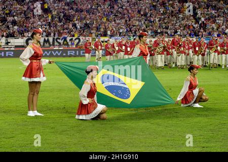 Spalato, Croazia - 17 agosto, 2005: Ragazze con bandiera brasiliana mentre inno giocando prima del gioco amichevole Croazia - Brasile Foto Stock