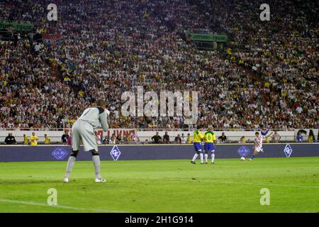 Spalato, Croazia - 17 Agosto, 2005: Darijo Srna che prende il calcio d'inizio libero durante il gioco amichevole Croazia - Brasile Foto Stock