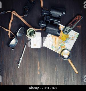 Immagini Stock - Disposizione Degli Accessori Da Viaggio Su Sfondo