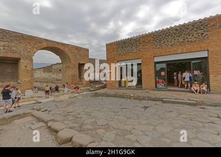 Pompei, Italia - 25 giugno 2014: Turisti affamati al Ristorante Autogrill nelle antiche rovine romane vicino Napoli. Foto Stock