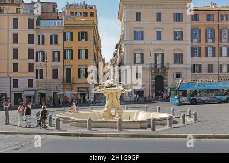 Roma, Italia - 29 giugno 2014: Fontana del Tritone di Gian Lorenzo Bernini a Piazza Barberini a Roma. Foto Stock