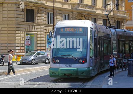 Roma, Italia - 30 giugno 2014: Tram elettrico moderno Trasporti pubblici a Roma. Foto Stock