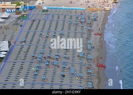 Vietri Sul Mare, Italia - 27 Giugno 2014: pomeriggio presso la grande spiaggia sabbiosa di Vietri Sul Mare vicino a Salerno, Italia. Foto Stock