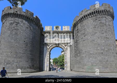 Napoli - 22 giugno 2014: Porta Capuana, famosa attrazione di Napoli. Foto Stock