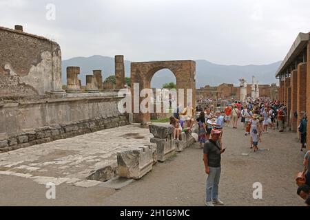 Pompei, Italia - 25 giugno 2014: Folla di turisti alle rovine dell'antico tempio romano, sito patrimonio dell'umanità vicino a Napoli, Italia. Foto Stock