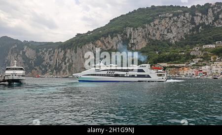 Capri, Italia - 26 Giugno 2014: Barche veloci a Port Marina Grande all'Isola di Capri. Foto Stock