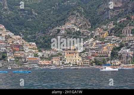Positano, Italia - 28 giugno 2014: Pittoresca città sulla scogliera a Costiera Amalfitana, mare a Positano. Foto Stock