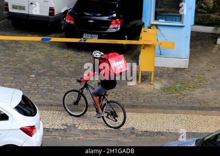 salvador, bahia / brasile - 15 luglio 2019: Uomo di consegna di cibo visto su Tancredo Neves Avenue in Salvador. *** Local Caption *** . Foto Stock